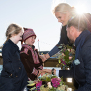 Fylkesreisens andre dag: Kronprinsen og Kronprinsessen blir møtt av blomsterbarna Lena Olga Stajek og Emil Vars Vatne da de gikk i land ved Seierstad. Foto: Berit Roald / NTB scanpix